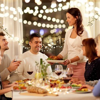 Familienessen am Tisch