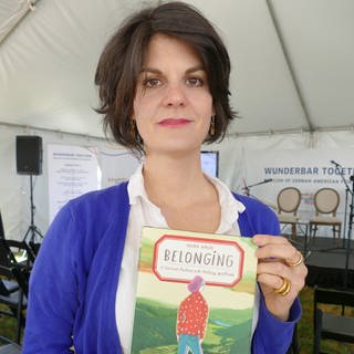 Nora Krug, Schriftstellerin aus Deutschland, zeigt beim Literaturfest „Bay Area Book Festival“ ihre Graphic Novel „Heimat. Ein deutsches Familienalbum“ (in der englischen Ausgabe mit dem Titel „Belonging“)