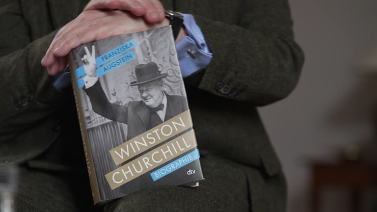 Denis Scheck mit Franziska Augsteins neuer Biographie „Winston Churchill“, erschienen bei dtv, 30€.