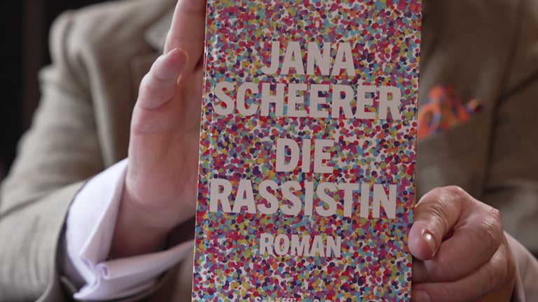 Denis Scheck mit Jana Scheerers neuem Roman „Die Rassistin“, erschienen bei Schöffling Verlag, 22€.