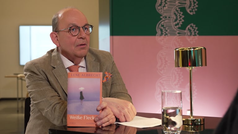 Denis Scheck mit Lene Albrechts neuem Roman „Weiße Flecken“, erschienen bei S. Fischer Verlag, 24€.