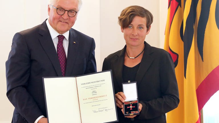 Schriftstellerin Juli Zeh bekommt von Bundespräsident Frank-Walter Steinmeier das Bundesverdienstkreuz überreicht.