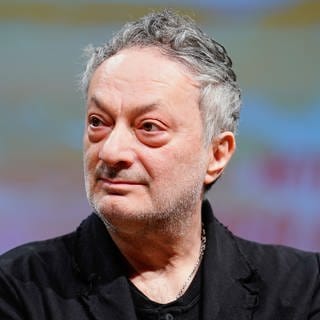 Feridun Zaimoglu, Mitautor, steht bei einer Pressekonferenz zu den diesjährigen Nibelungen-Festspielen am Kultur- und Tagungszentrum „Das Wormser“ auf der Bühne.