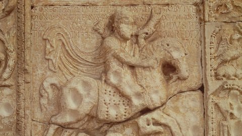 Reliefdarstellung Theoderichs des Großen in der Basilika San Zeno in Verona: Theoderich in Rüstung zu Pferd.