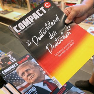 Eine Mitarbeiterin einer Bahnhofsbuchhandlung hält eine Ausgabe des Magazins «Compact», um es danach aus dem Sortiment zu nehmen.
