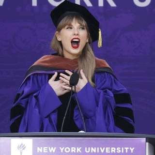Taylor-Swift-erhält-Ehrendoktortitel-der-New-York-University