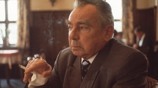 Erich Kästner raucht eine Zigarette