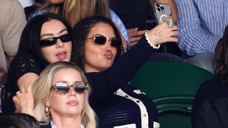 Sängerin Charli xcx und Mabel posieren bei den Championships in Wimbledon mit Sonnenbrille für ein Selfie.