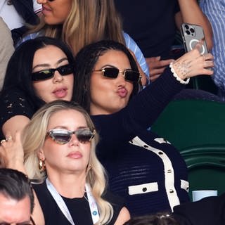 Sängerin Charli xcx und Mabel posieren bei den Championships in Wimbledon mit Sonnenbrille für ein Selfie.