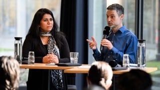 Saba-Nur Cheema und Meron Mendel äußern sich bei der Jahres-Pressekonferenz zum Programm 2024 der Berliner Festspiele