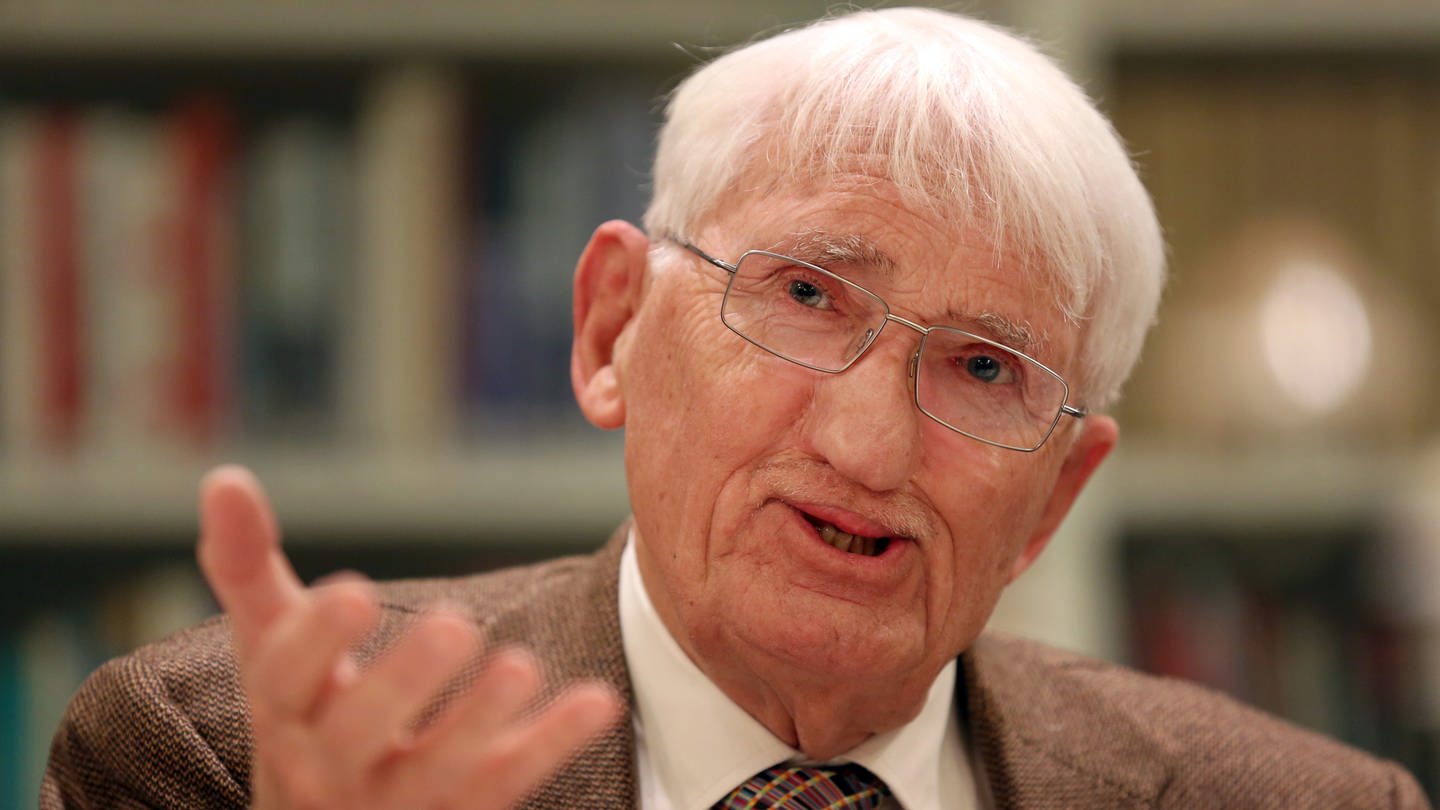 Der Philosoph Jürgen Habermas am 12.12.2012 bei einer Pressekonferenz im Heinrich-Heine-Institut in Düsseldorf.