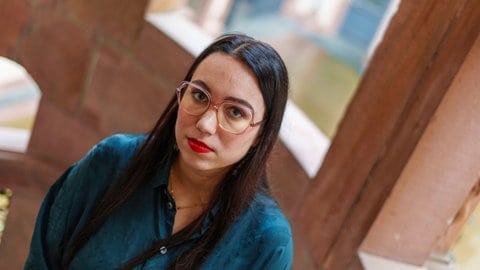 Ronya Othmann, Autorin des Romans „Vierundsiebzig“, steht vor der Preisverleihung des Deutschen Buchpreises 2024 im Römer.