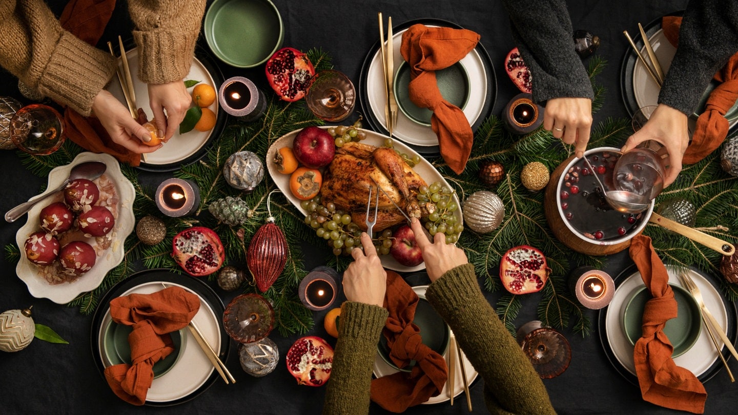 Weihnachtlich geschmückte Festtafel