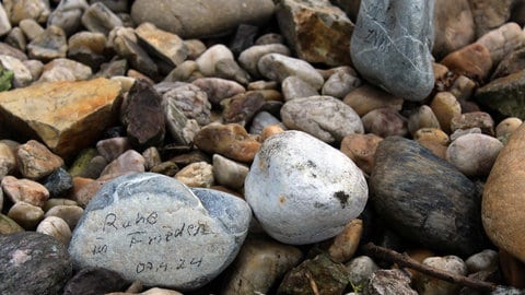 Stones with messages, placing stones on Jewish graves is an old Jewish custom