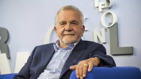 Rüdiger Safranski bei der Frankfurter Buchmesse 2015. Er sitzt in einem blauen Sessel, im Hintergrund eine hellblaue Wand mit Buchstaben.