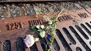 Blumen am Mahnmal Gleis 17 zur Erinnerung an die Deportation von Juden mit der Deutschen Reichsbahn vom Bahnhof Grunewald.