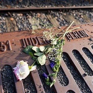 Blumen am Mahnmal Gleis 17 zur Erinnerung an die Deportation von Juden mit der Deutschen Reichsbahn vom Bahnhof Grunewald.