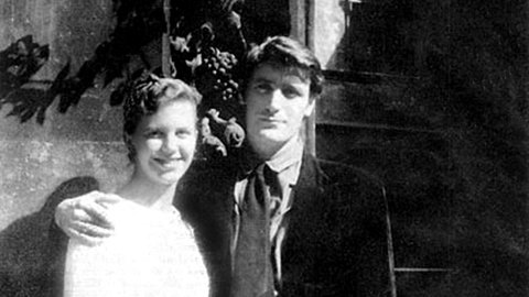 Die amerikanische Dichterin und Schriftstellerin Sylvia Plath (1932-1963) mit ihrem Ehemann Ted Hughes (1930-1998) in den Flitterwochen 1956.