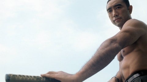 Schriftsteller Yukio Mishima mit nacktem Oberkörper und einem japanischen Samurai-Schwert