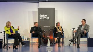 Meike Feßmann, Carsten Otte, Julia Schröder und Christoph Schröder in der Stadtbibliothek Stuttgart