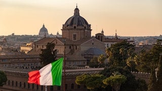 Bild italienischer Stadt mit italienischer Flagge im Vordergrund