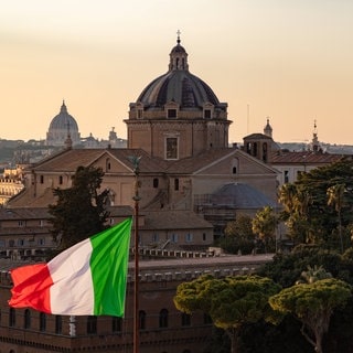 Bild italienischer Stadt mit italienischer Flagge im Vordergrund