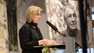 Verleihung des Peter-Huchel-Preises 2024; Anja Utler bei Dankesrede von der Seite