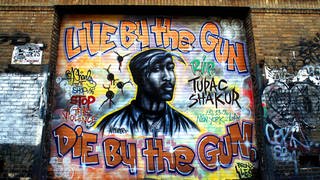 Graffiti-„Mural“ mit der Aufschrift „Live by the gun, die by the gun, RIP Tupac Shakur“ am Tupac Memorial in der Houston Street NYC.