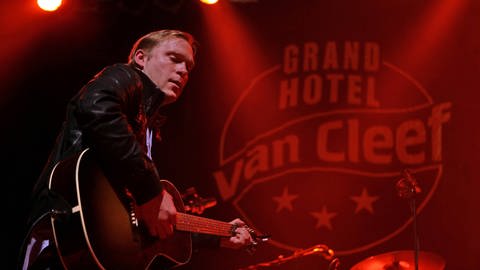 Musiker Thees Uhlmann bei einem Konzert des Labels Grand Hotel van Cleef