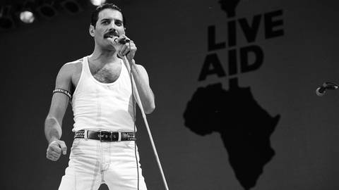 Queen-Frontmann Freddie Mercury beim Live-Aid-Konzert 1985
