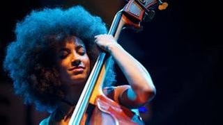 Die amerikanische Jazzmusikerin Esperanza Emily Spalding spielt Kontrabass