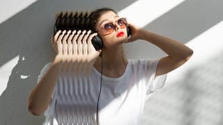 Frau mit Kopfhörern und rotem Lippenstift, mit Echo-Effekt