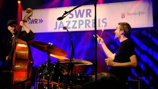 SWR Jazzpreiskonzert am 10. Oktober im Kulturzentrum dasHaus in Ludwigshafen: Das Trio Enemy  mit Petter Eldh (Kontrabass), Kit Downes (Klavier) und James Maddren (Schlagzeug)