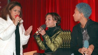 Ricky (l, stehend), Jazzy (M) und Lee (r) von der deutschen Mädchenband Tic Tac Toe streiten sich am 21.11.1997 während einer gemeinsamen Pressekonferenz