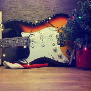 E-Gitarre unter dem Weihnachtsbaum