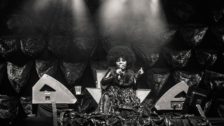 Die brasilianische Sängerin und Samba-Künstlerin Elza Soares spielt ein Live-Konzert während des dänischen Musikfestivals Roskilde Festival 2017