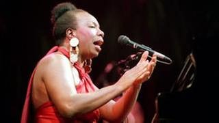 Die amerikanische Jazz-Sängerin Nina Simone tritt am 22.10.1991 in Paris auf