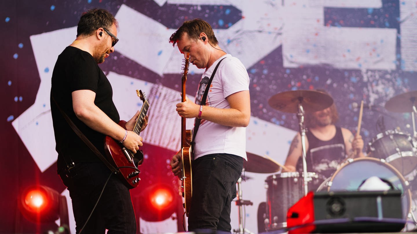 Johannes (l) und Sebastian Madsen von der aus dem Wendland stammenden Band Madsen stehen beim Southside Festival auf der Bühne.