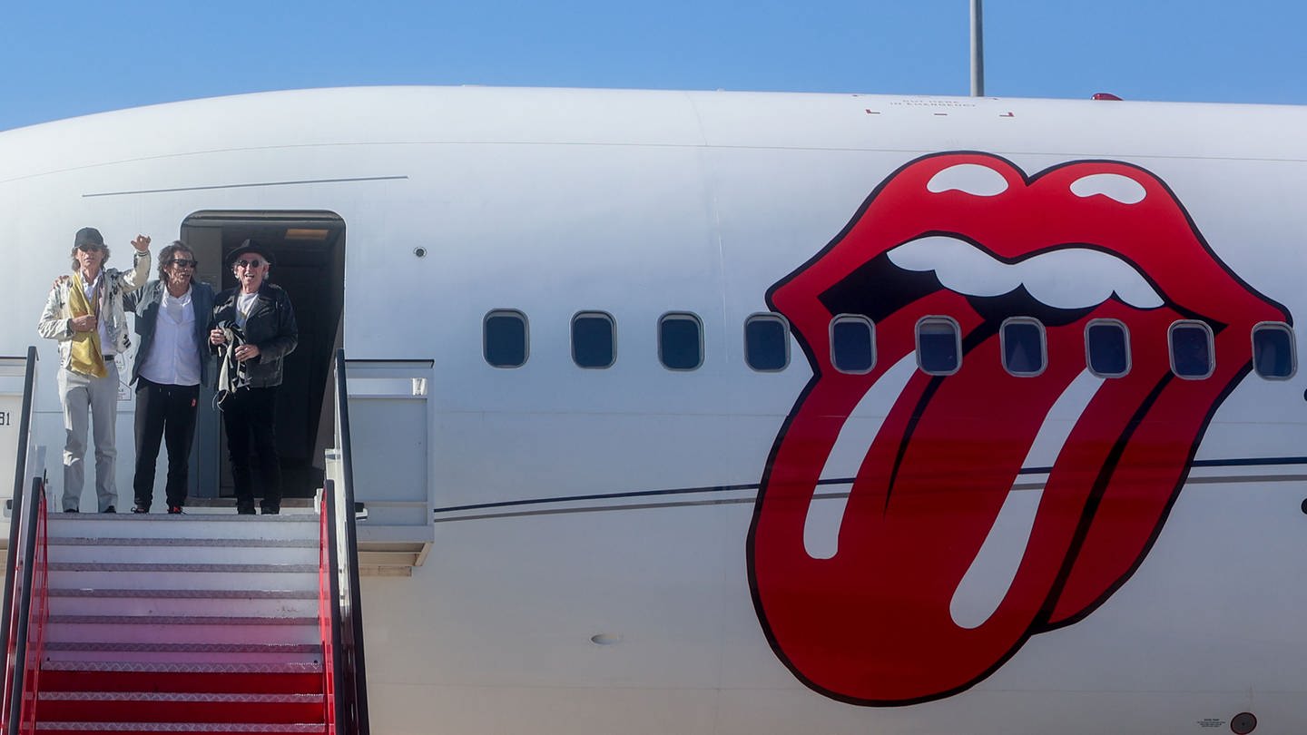 Mick Jagger (l-r), Ronnie Wood und Keith Richards Mitglieder der Rockband The Rolling Stones, kommen auf dem Flughafen Adolfo Suarez Madrid-Barajas an. Archivfoto