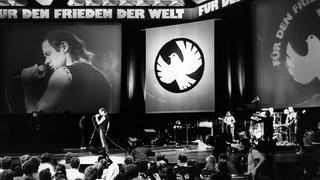 Rockmusiker Udo Lindenberg nimmt am 25.10.1983 im Palast der Republik in Ostberlin an dem Friedenskonzert teil