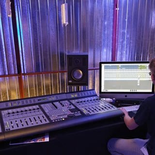 Tonmeister am Mischpult im Tonstudio, Musikproduktion-Vorführung. Symbolfoto