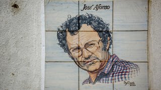 Volksheld: Jose Afonso auf einer Kachel an einer Hauswand in Portugal