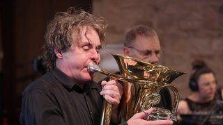 Robert Vanecek mit Tuba