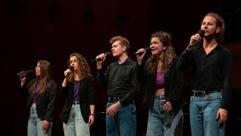 Die Mitglieder der A-Capella-Truppe Lylac beim Auftritt