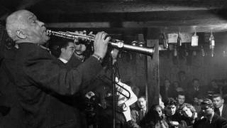 Sidney Bechet performt auf einer kleinen Bühne