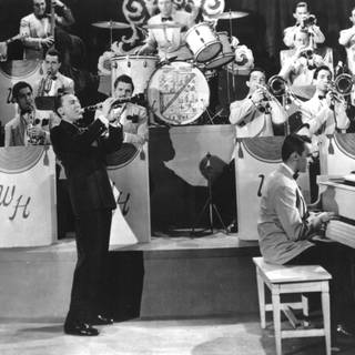Der Klarinettist Woody Herman spielt mit seinem Orchester im Jahr 1945.