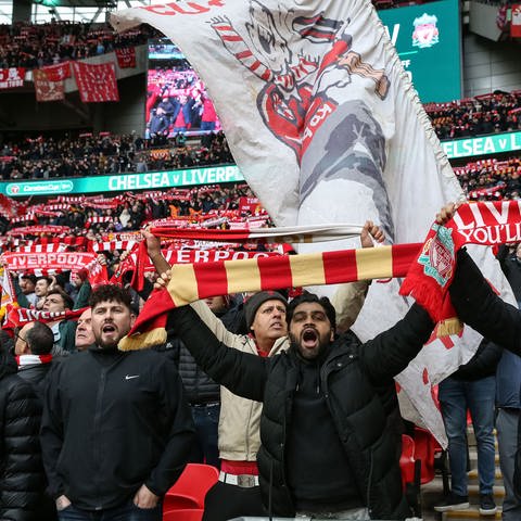 Liverpool-Fans singen You'll never walk alone beim Carabao Cup Final Spiel Chelsea gegen Liverpool Wembley Stadium, London im Februar 2024