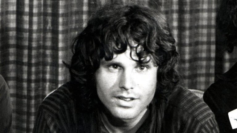Jim Morrison, 50. Todestag am 3. Juli. The Doors bei einer Pressekonferenz am Londoner Flughafen.