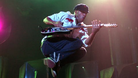 Tom Morello, Gitarrist von Rage against the Machine, bei einem Konzert mit seiner Band "Audioslave" 