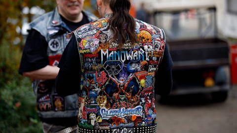 Ein Mann in Metalkutte mit großem Shape der Band Manowar